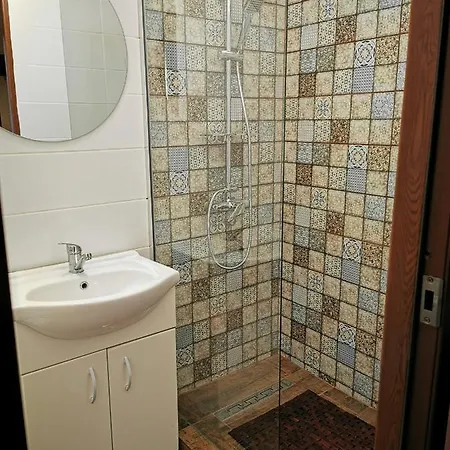 Apartment Garsoniera Flamingo Garii 4 *